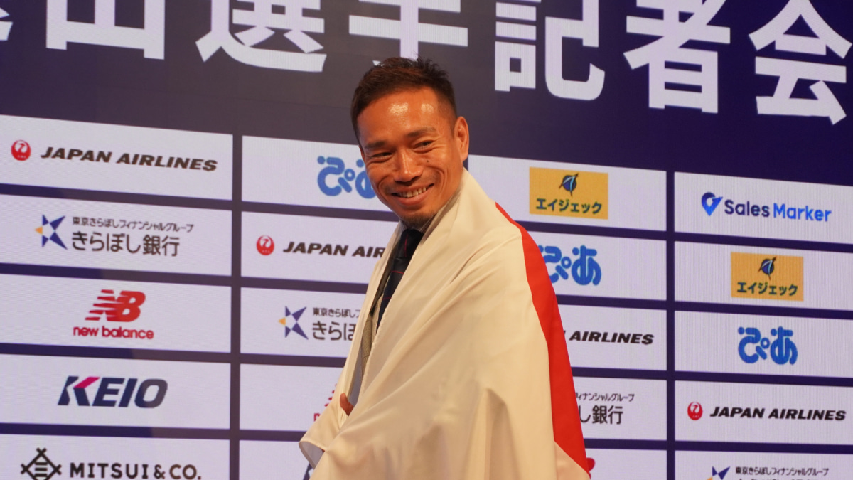 FC東京 長友佑都 W杯選出会見でフォトセッションに応じる