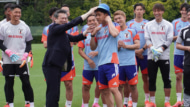 麦わら帽子を贈られる遠藤航
