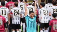 ヴィッセル神戸GK前川黛也のトロフィーリフト