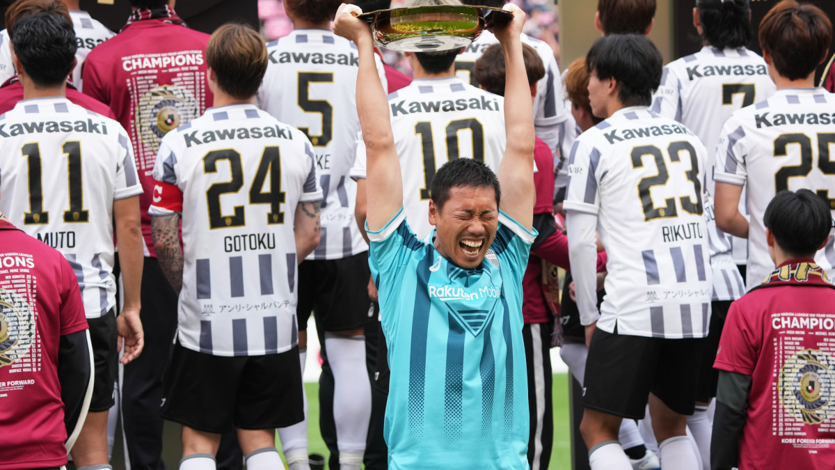 ヴィッセル神戸GK前川黛也のトロフィーリフト