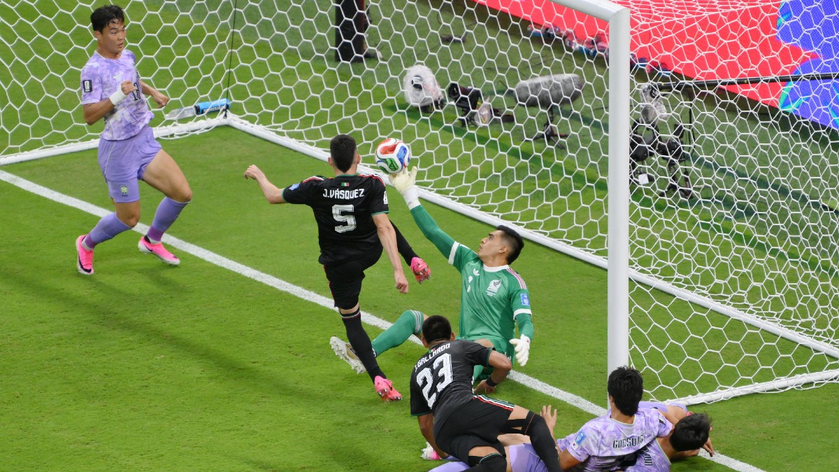 試合終盤にメキシコ代表ゴールを脅かす韓国代表