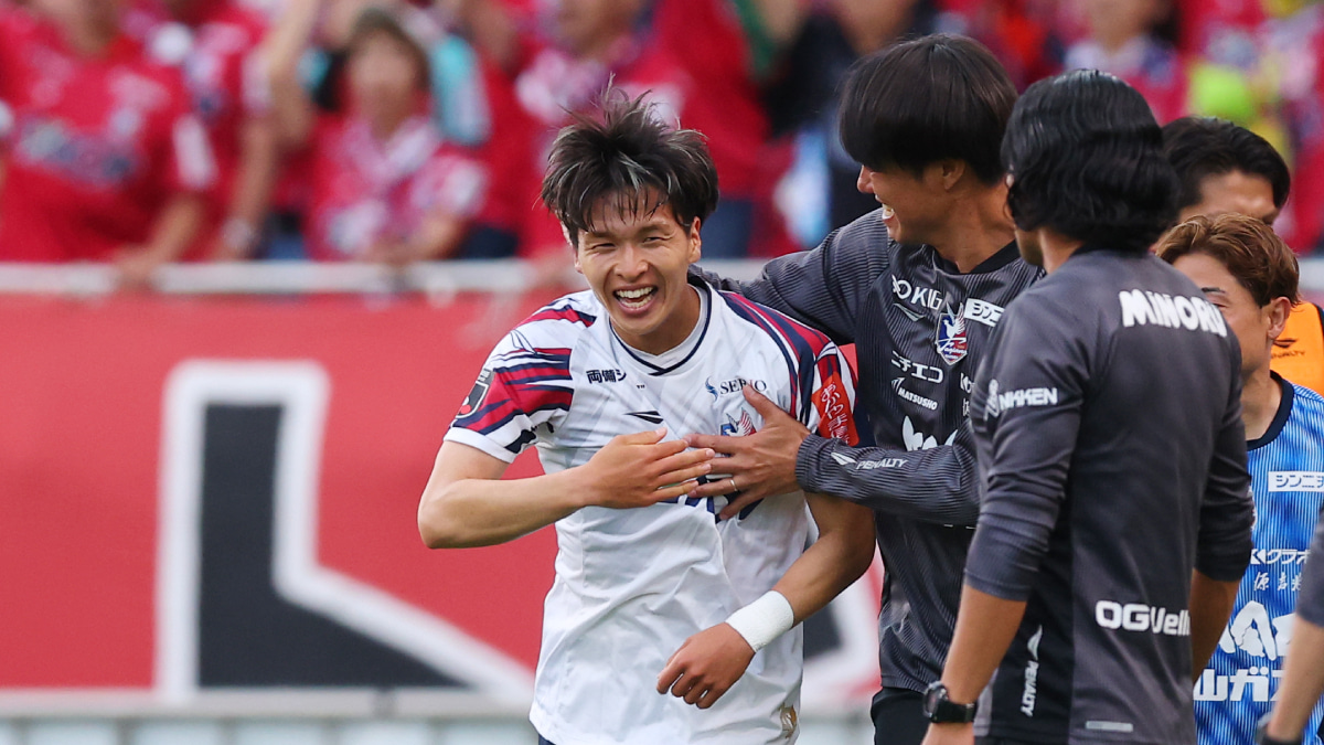 今季2点目を決め、チームスタッフに祝福されるファジアーノ岡山　河野孝汰