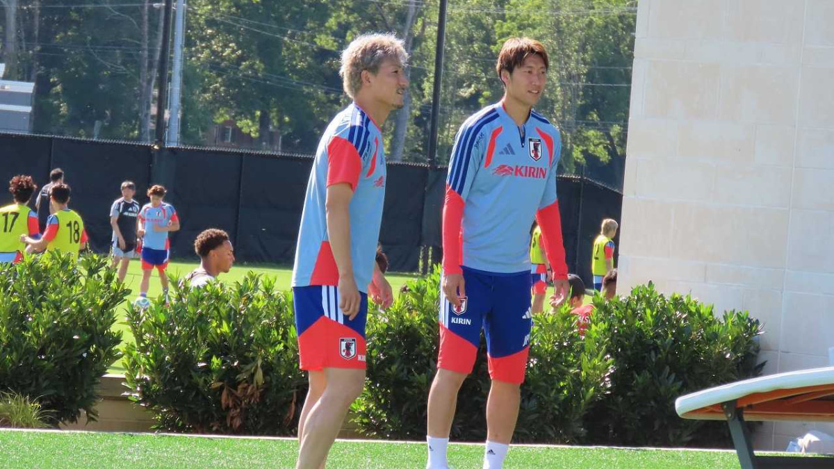 サッカー日本代表 オランダ戦翌日練習 テックボールをする前田大然 鎌田大地