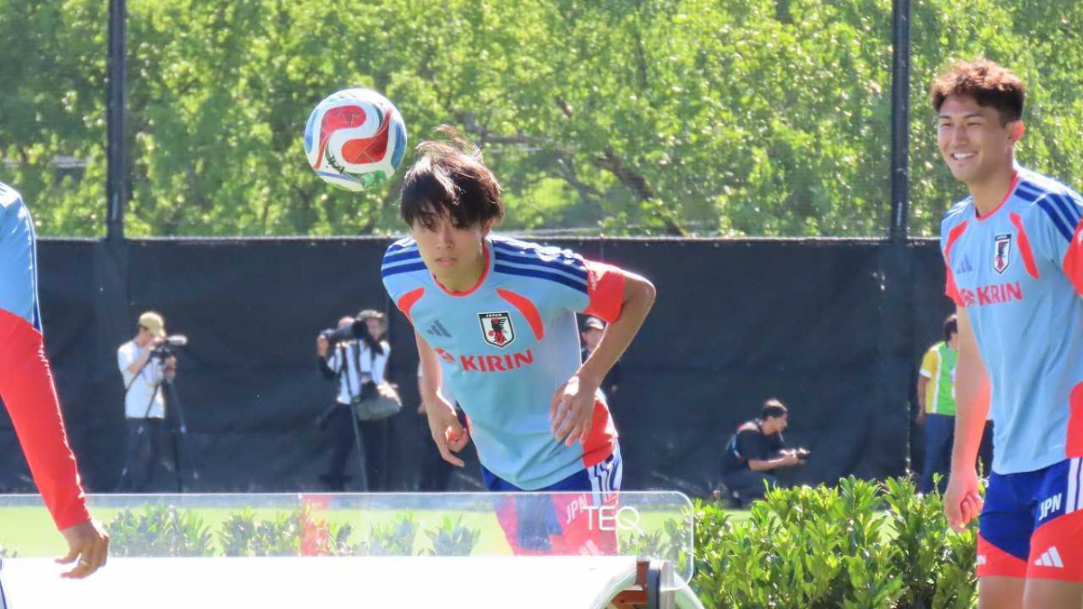 サッカー日本代表 オランダ戦翌日練習 テックボールをする中村敬斗