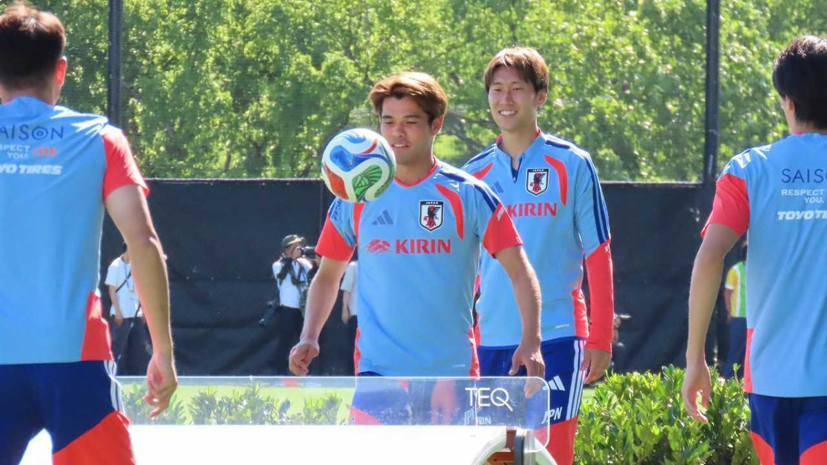 サッカー日本代表 オランダ戦翌日練習 テックボールをする佐野海舟