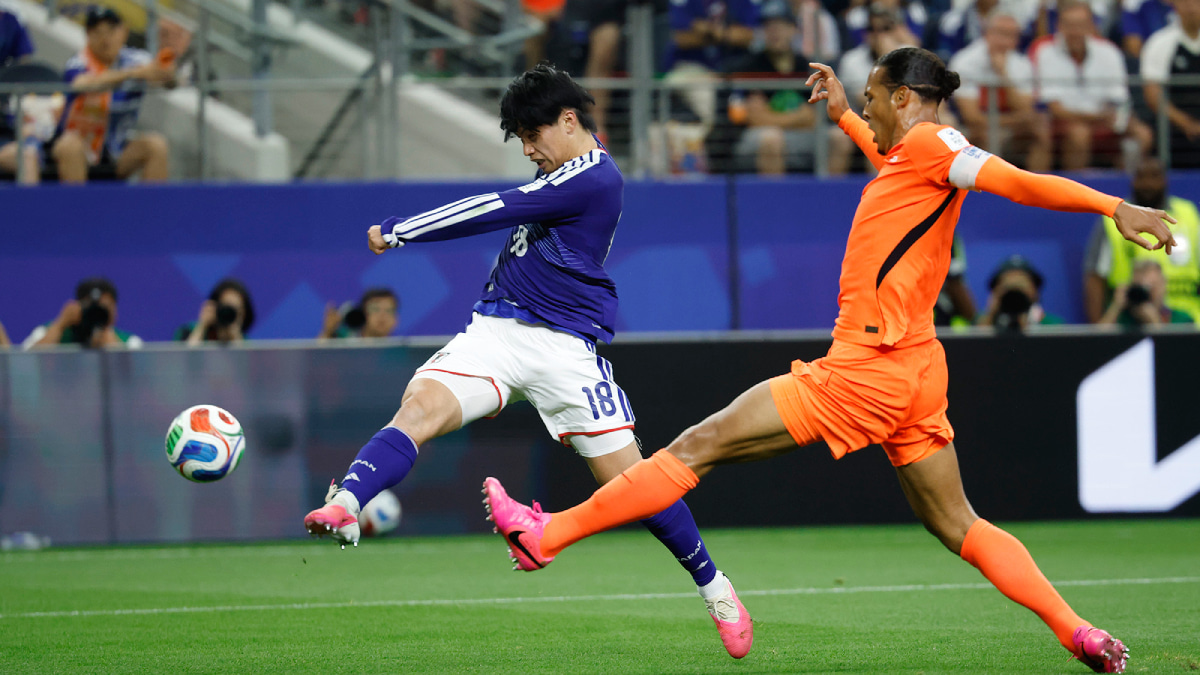 北中米W杯 1次リーグ オランダ戦でファンダイクとマッチアップするサッカー日本代表 上田綺世