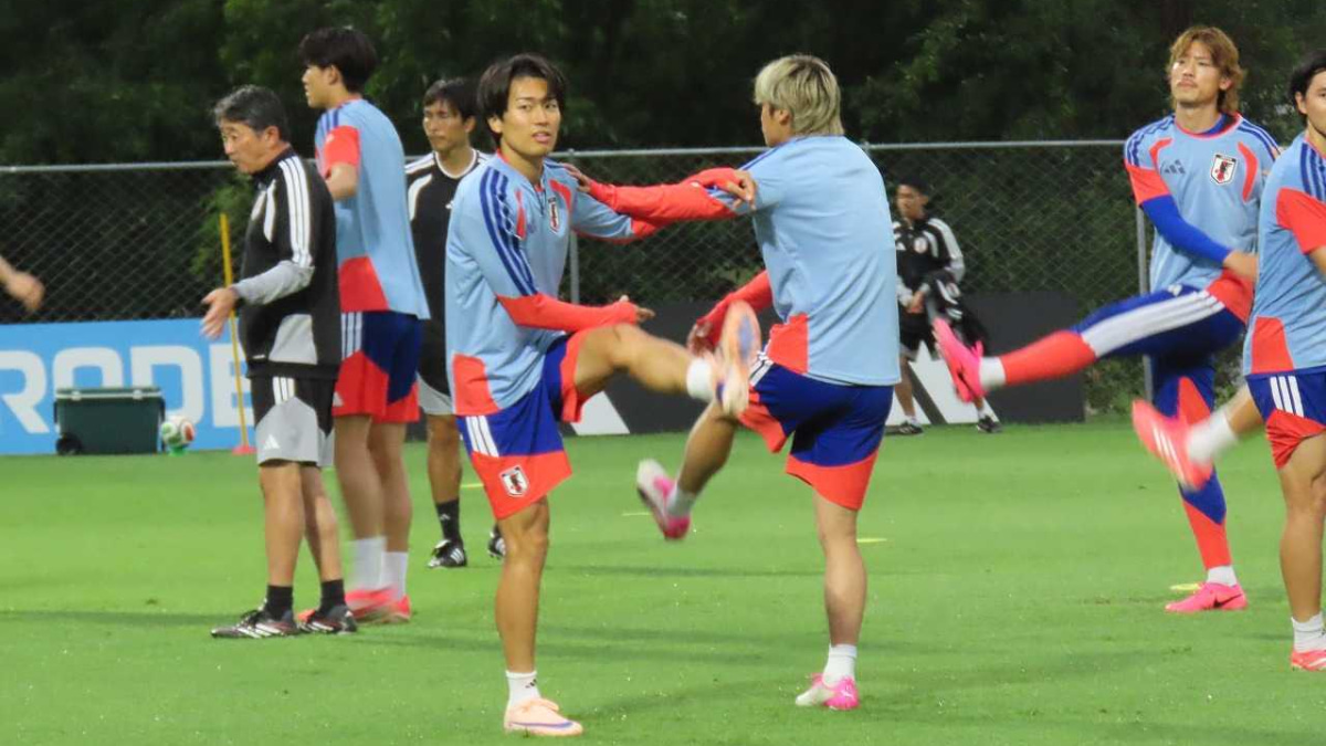 サッカー日本代表　北中米W杯1次リーグ第2戦　チュニジア戦前日練習　中村敬斗と伊東純也