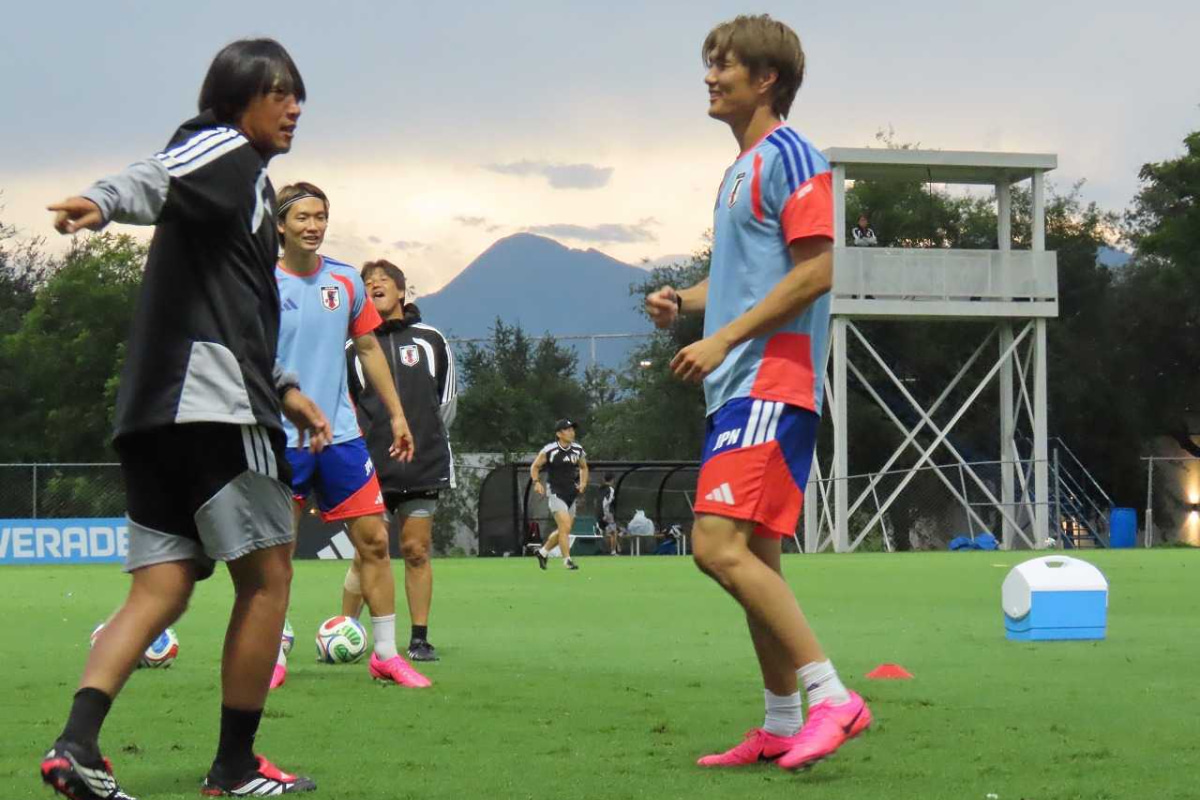 サッカー日本代表　北中米W杯1次リーグ第2戦　チュニジア戦前日練習　小川航基　中村俊輔コーチ