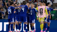 北中米W杯　GS第2節　vsチュニジア　サッカー日本代表　3点目を決めた伊東純也をチームメイトが祝福する