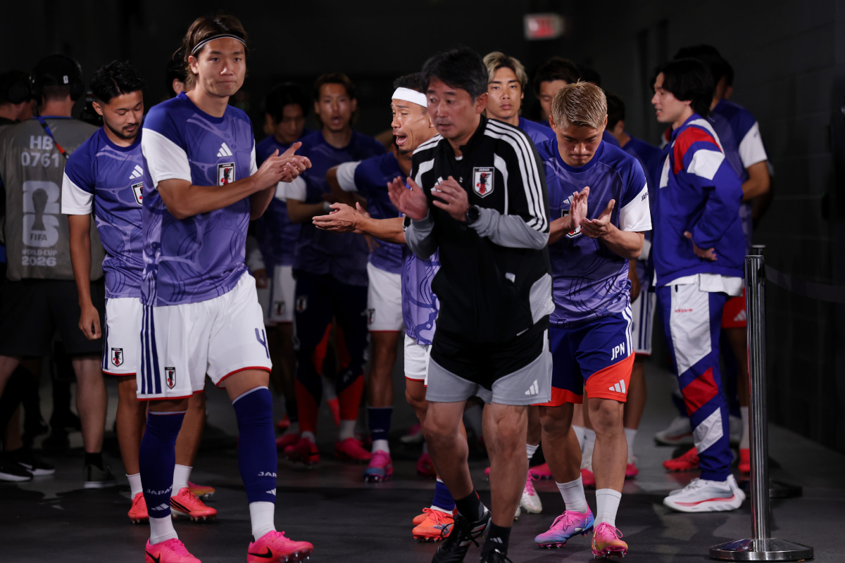 北中米W杯　GS3節　日本×スウェーデン　ウォームアップ前　松本良一フィジカルコーチと選手達
