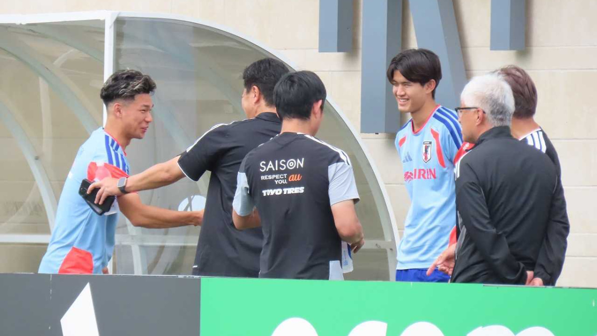 日本代表　スウェーデン戦翌日練習　ロサンゼルス五輪代表の大岩剛監督に挨拶する塩貝健人　後藤啓介