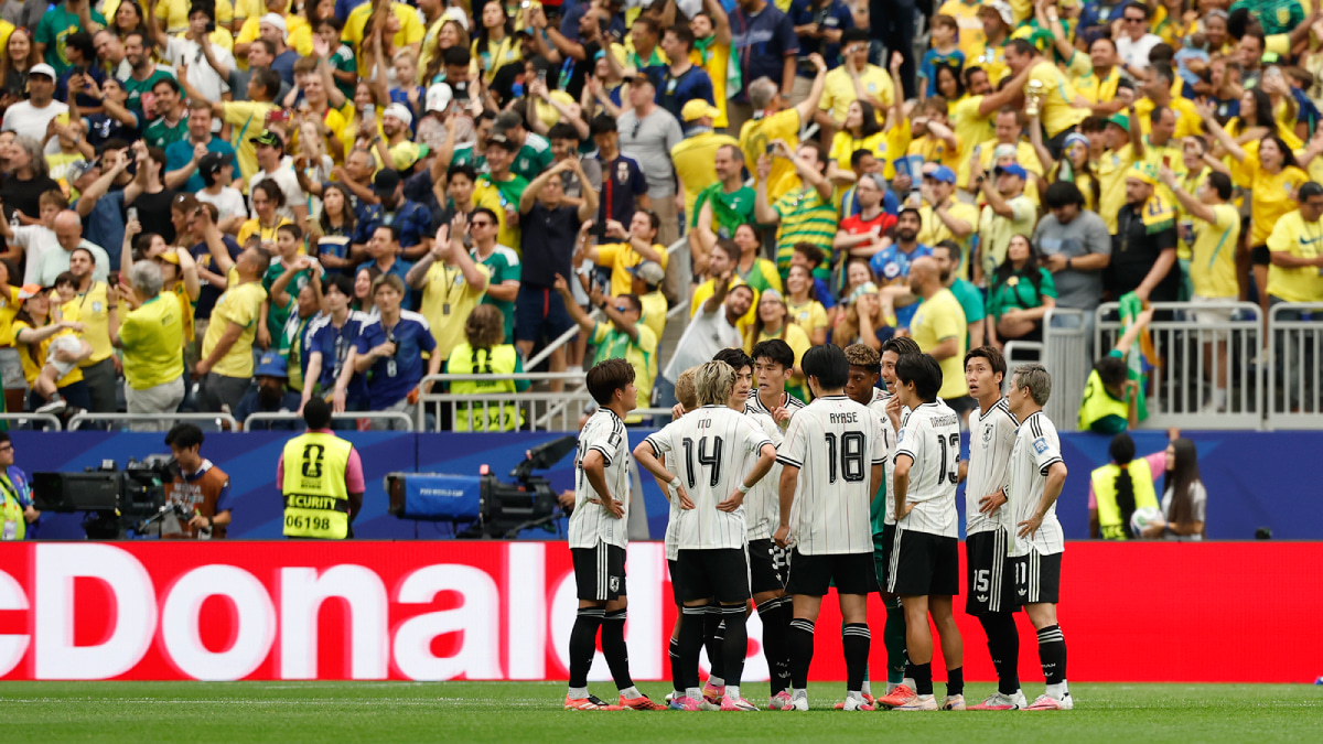 北中米W杯 決勝トーナメント1回戦 ブラジル×日本 円陣を組む日本代表