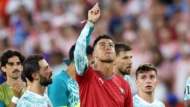 試合後に天を指差すクリスティアーノ・ロナウド。腕にはジョタの名前も刻まれたリストバンドが