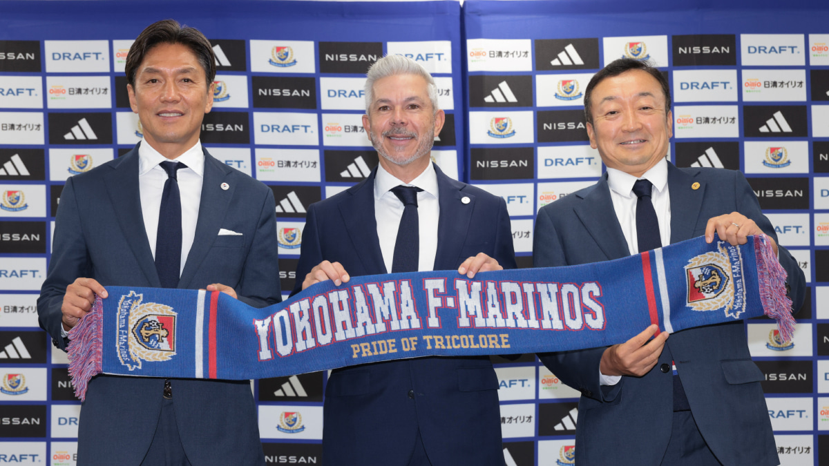 2026/27 横浜F･マリノス新体制発表会　左から鈴木健仁スポーティングダイレクター、スティーブ コリカ監督、芦澤俊介代表取締役社長