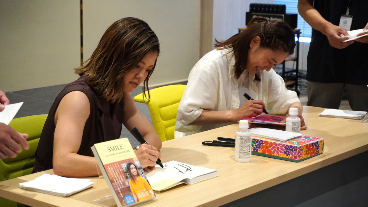 『ジュニア版 夢をかなえる。』×『SMILE わたしを笑顔にする40の思考と習慣』のダブル刊行記念トークショー&サイン会にて、来場者にサインをする長谷川唯と澤穂希