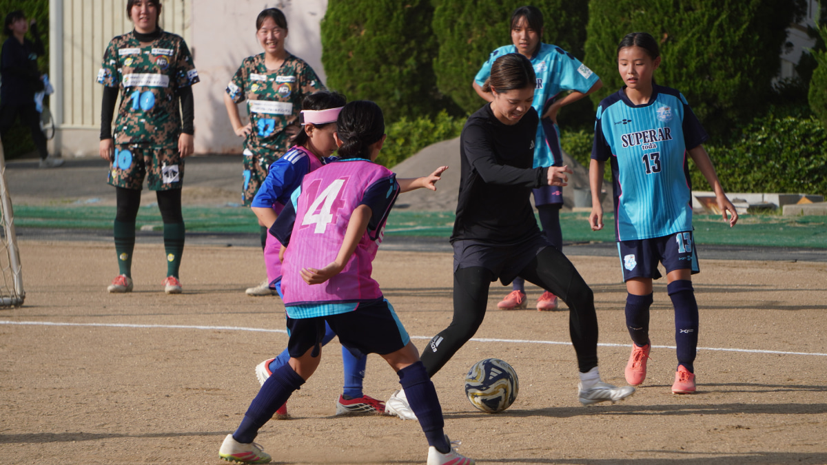 『Dream Clinic 唯「夢を未来につなぐtoda」』で子供たちとサッカーをする長谷川唯