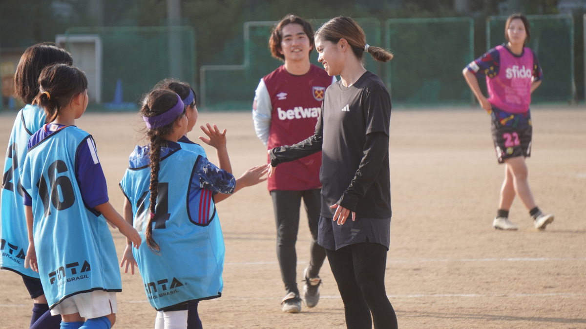 『Dream Clinic 唯「夢を未来につなぐtoda」』で子供たちとサッカーを通じて交流する長谷川唯