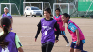『Dream Clinic 唯「夢を未来につなぐtoda」』で子供たちとサッカーをする長谷川唯