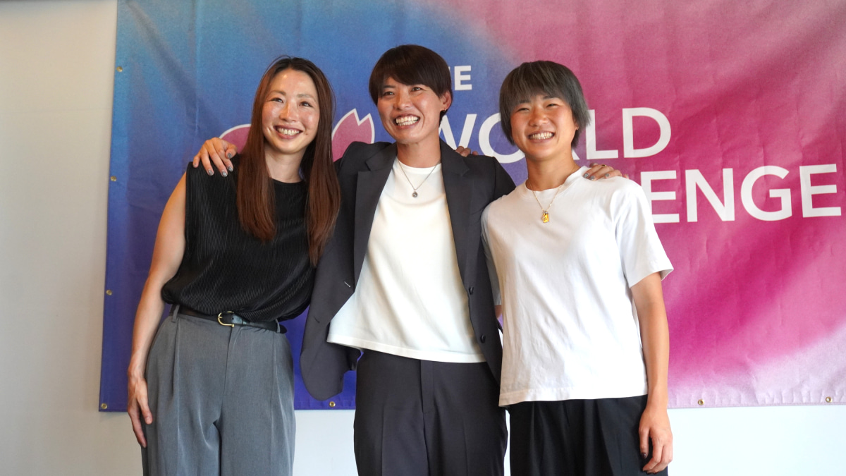 自身がプロデュースする次世代育成プロジェクト「SAKI KUMAGAI WORLD CHALLENGE」の実施報告を行ったなでしこジャパンの熊谷紗希は、フォトセッションでゲストの浜野まいかとプロジェクトをともに進める大滝麻未と写真におさまった