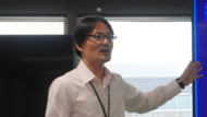 レフェリーブリーフィングで報道陣に説明する佐藤隆治　JFA審判マネジャー Jリーグ担当統括
