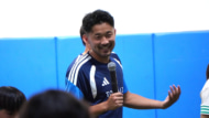 英語を交えたサッカー教室を行った菅原由勢