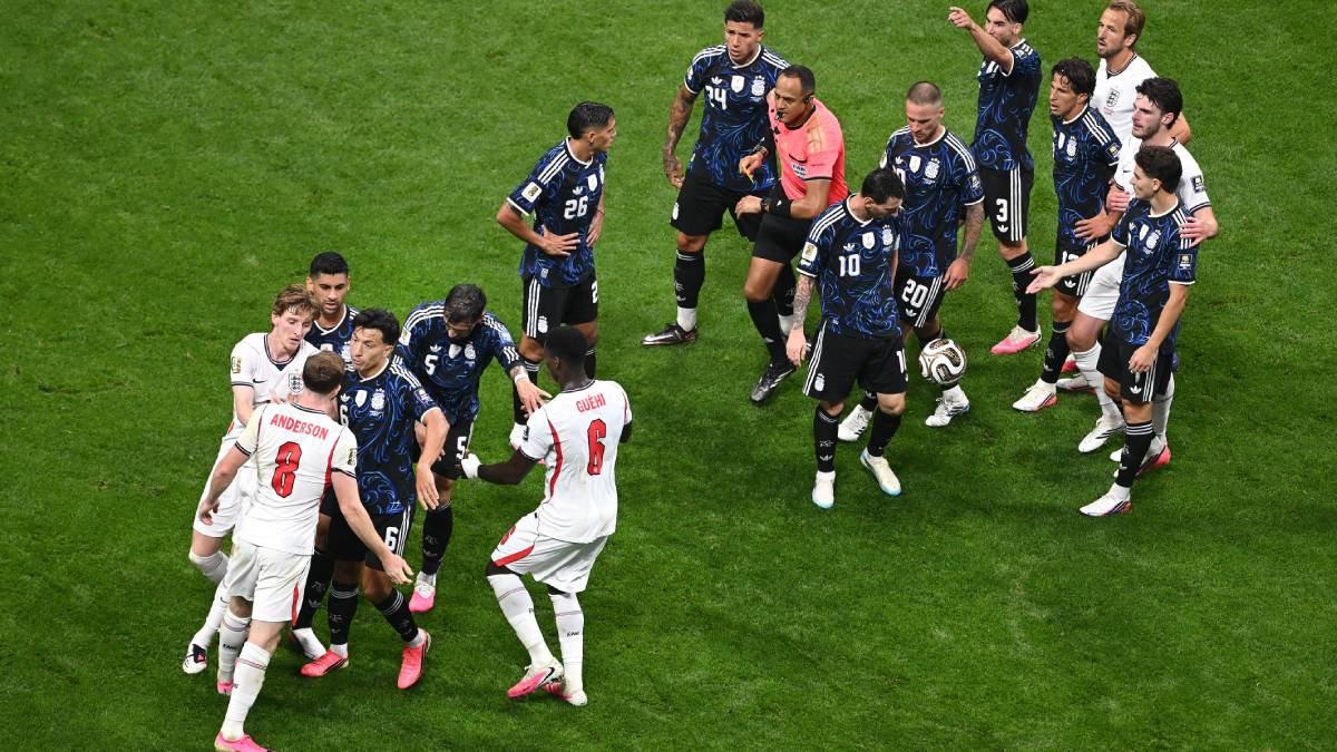 イングランドvsアルゼンチン、両者一歩も譲らず前半終了　FWメッシに対するファウルで乱闘寸前の場面も