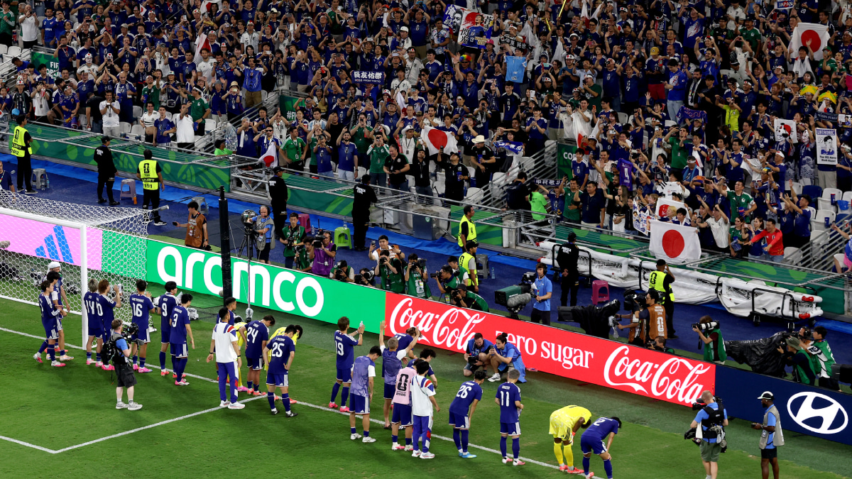 チュニジア戦後のサッカー日本代表とサポーター