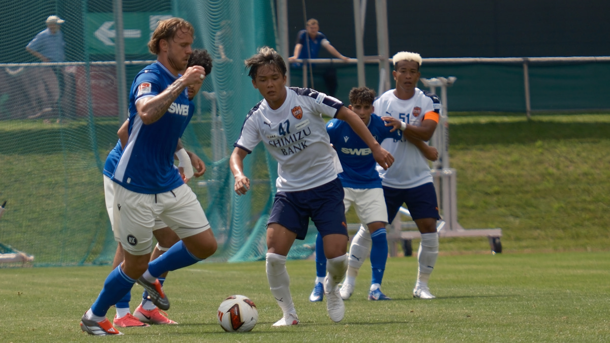 オーストリアキャンプにて、練習試合でプレーする清水エスパルス 嶋本悠大