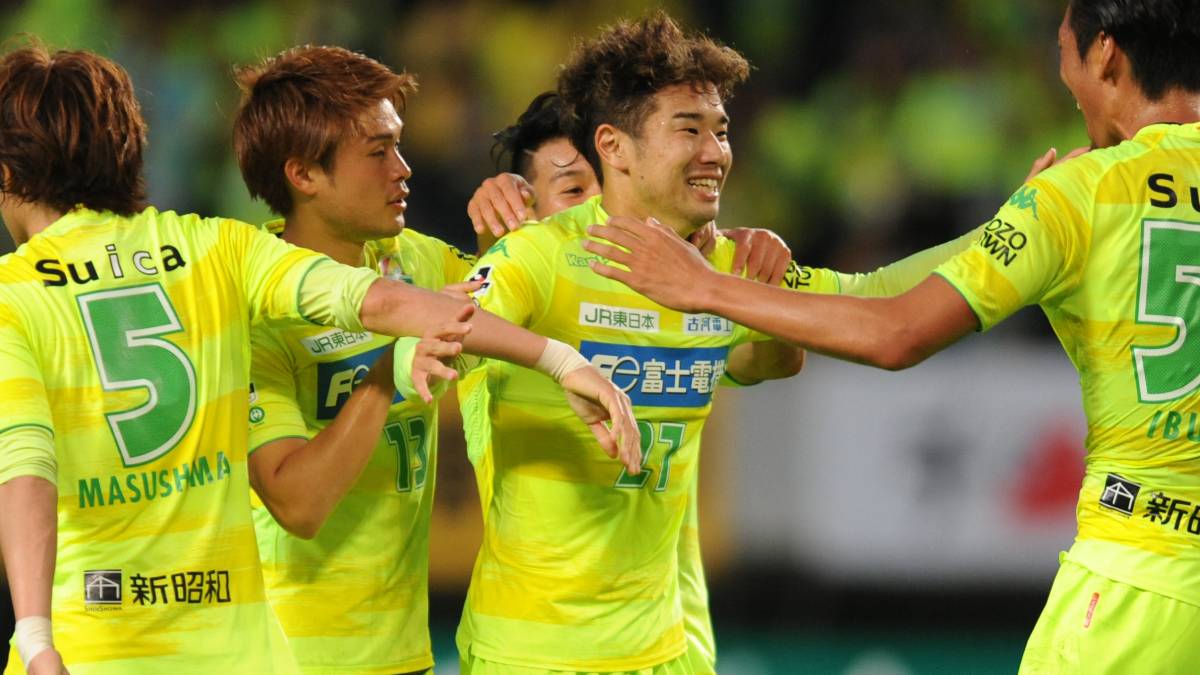 喜ぶジェフユナイテッド千葉の選手たち
