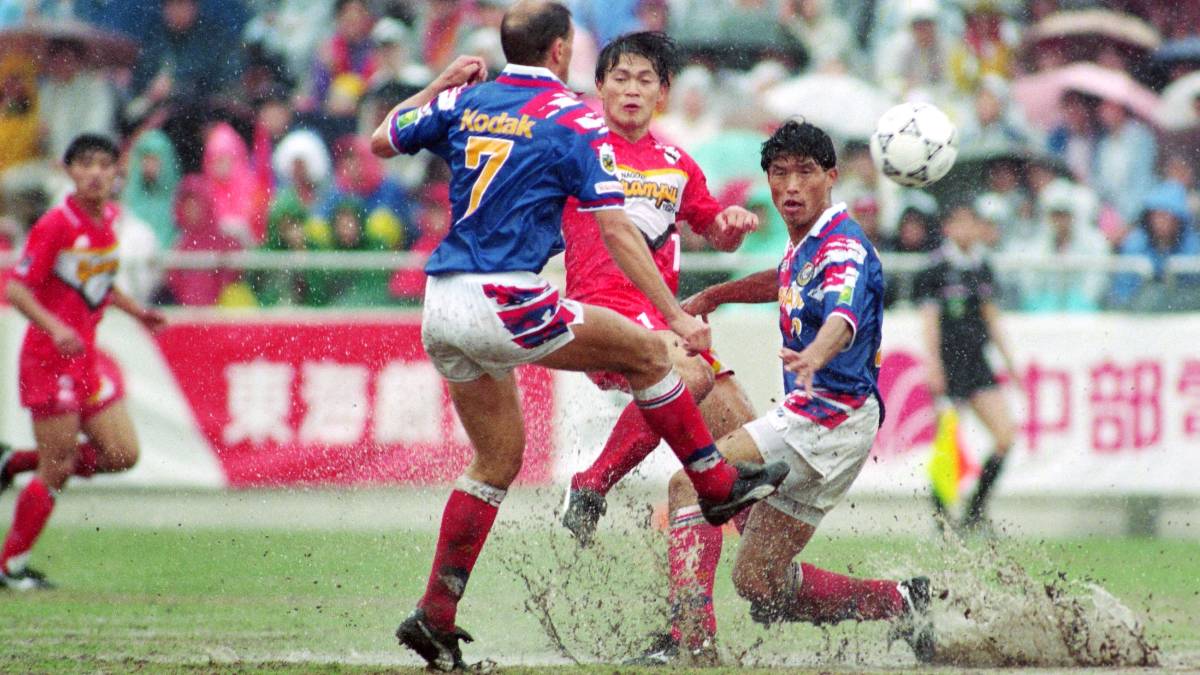 ピッチコンディションが悪い中、試合をする名古屋対横浜