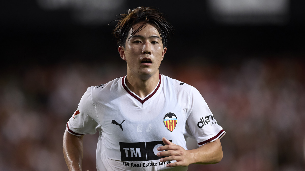 バレンシア・佐藤龍之介、デビュー2戦目で見えた変化。開幕2戦無得点のチームで示す確かな存在感【コラム】