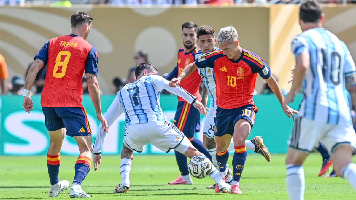 北中米W杯決勝 アルゼンチン×スペインより スペイン代表のダニ・オルモとファビアン・ルイス
