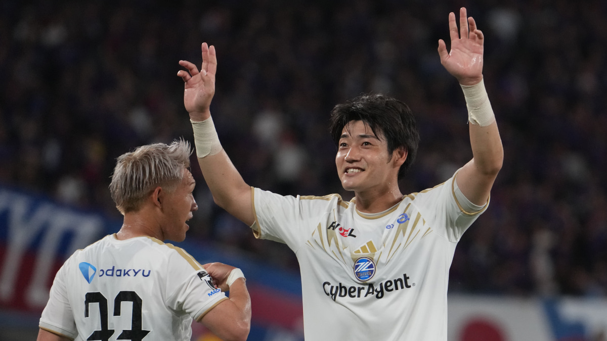 26/27明治安田J1リーグ開幕節 FC東京戦にて、FC町田ゼルビア 岡村大八 チームの5点目を奪い、チームメイトに祝福される