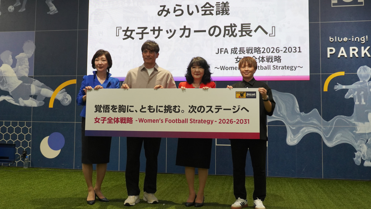 「JFAみらい会議―女子サッカーの成長へ―」にて フォトセッション 左からみずほフィナンシャルグループ執行役常務
グループCCuO兼グループCBO秋田夏実、宮本恒靖会長、宮間あや氏、片山さつき財務大臣