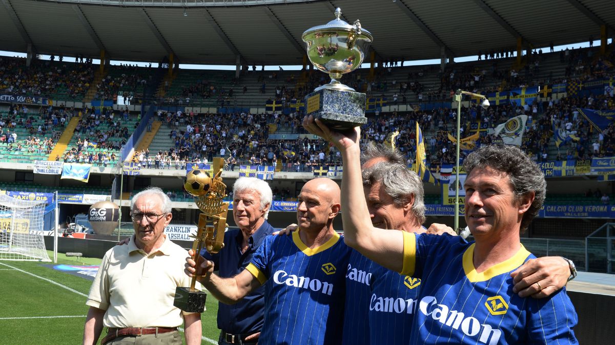 セリエA優勝30周年を祝う当時のエッラス・ヴェローナのメンバー