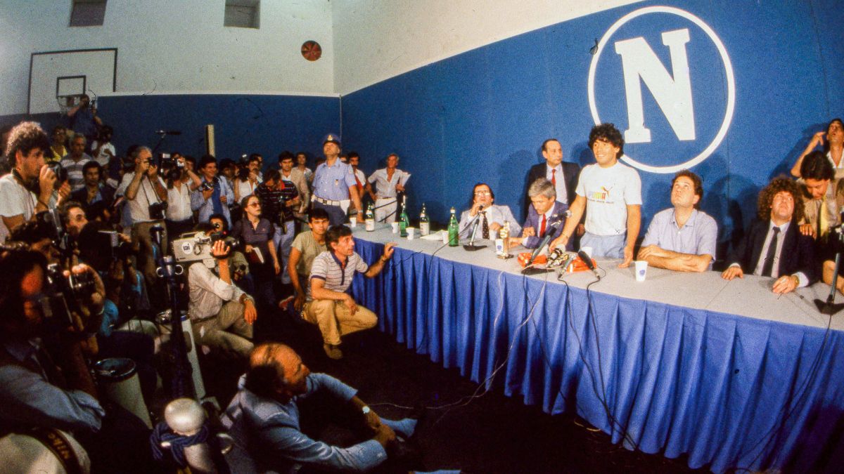 1984年にSSCナポリに加入したディエゴ・マラドーナ
