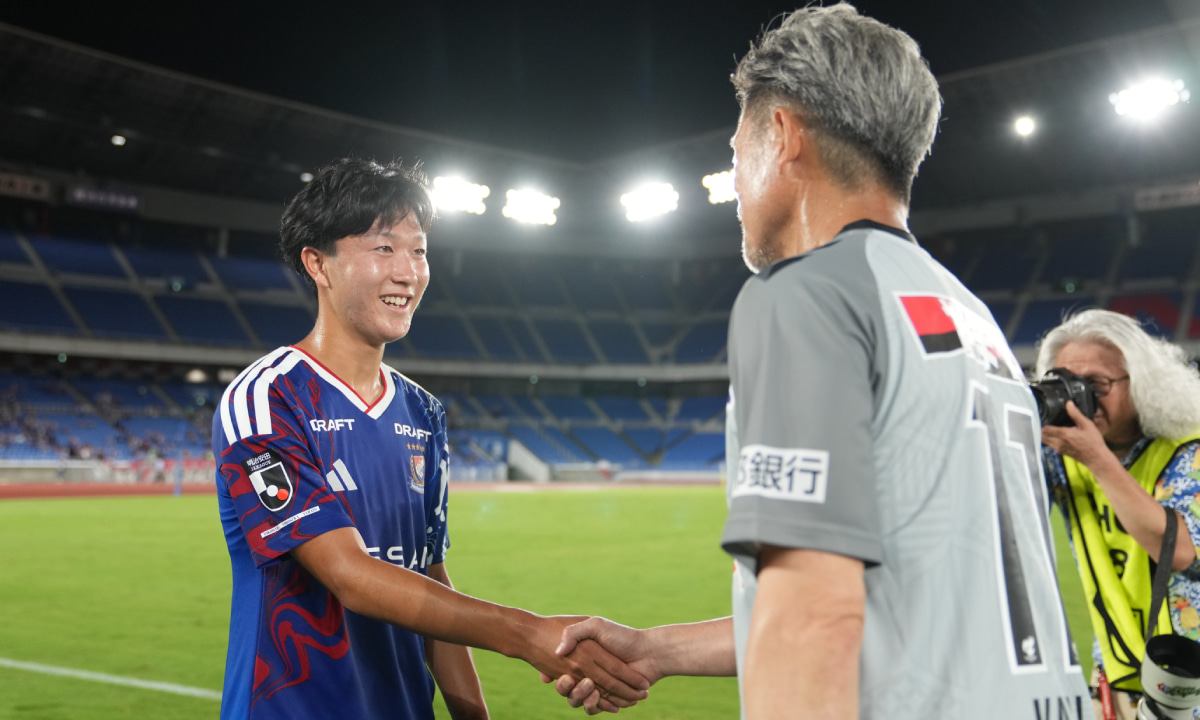 天皇杯2回戦で対戦は実現せずも、試合後に挨拶をする横浜F・マリノスの三井寺眞と福島ユナイテッドFCの三浦知良