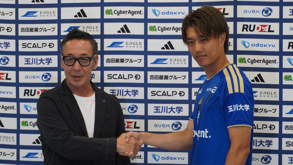 加入会見を行ったFC町田ゼルビアの小川航基と原靖フットボールダイレクター