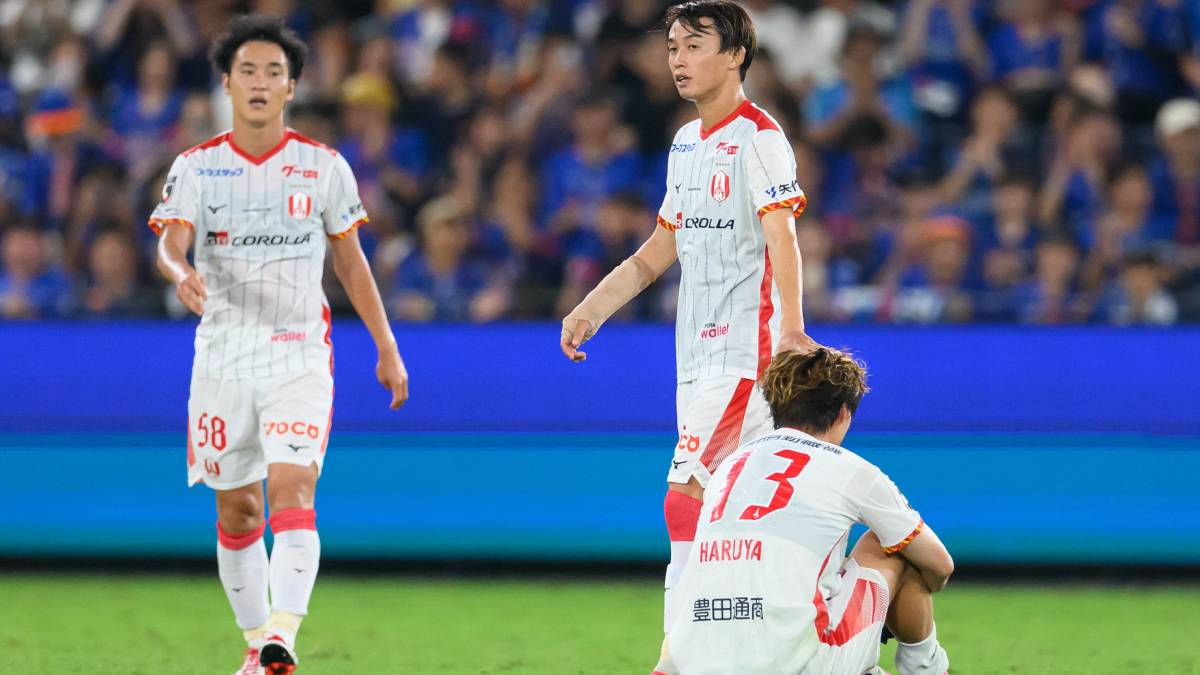落胆する名古屋グランパスの選手たち