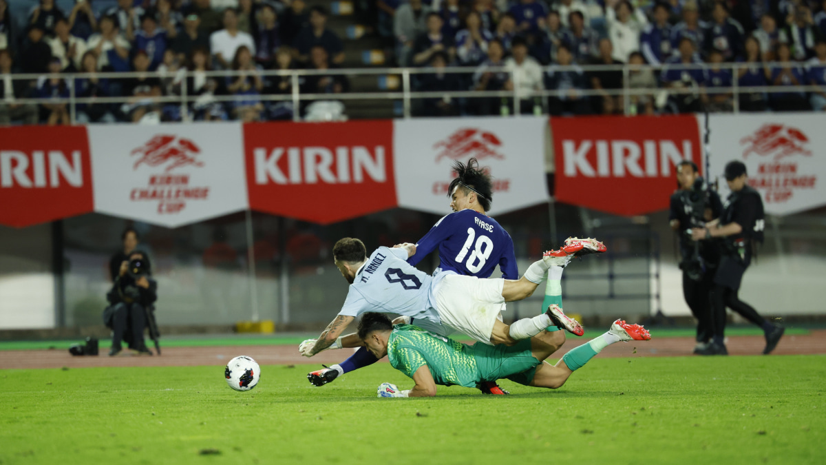 「純也くんと試合前から擦り合わせていた」上田綺世がダメ押しの3点目！ウルグアイ代表撃破に大きく貢献
