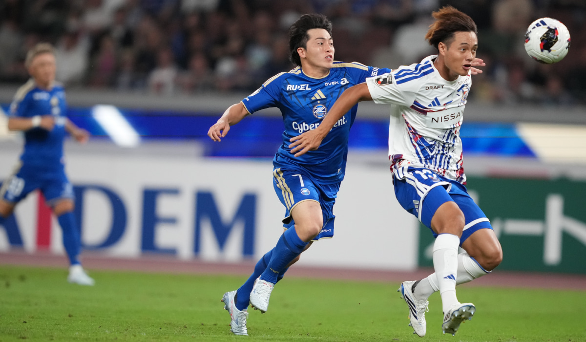 FC町田ゼルビアの相馬勇紀と競り合う横浜F・マリノスの井上太聖