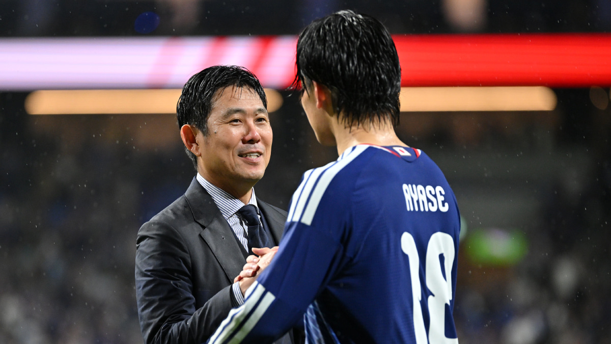 上田綺世と握手をかわす森保一監督