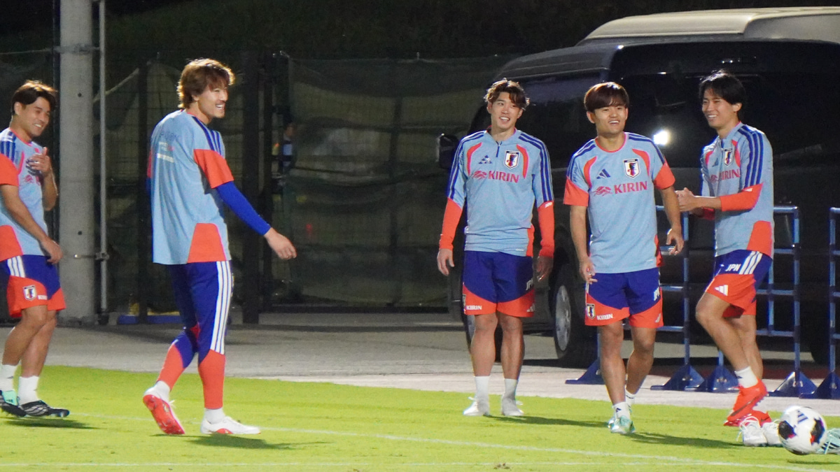 クールダウンする 日本代表の瀬古歩夢、鈴木唯人、久保建英、中村敬斗
