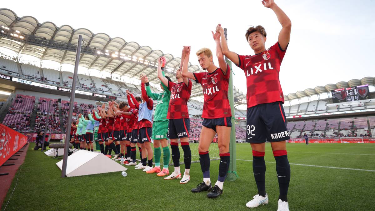 ゴール裏に挨拶する鹿島アントラーズの選手たち