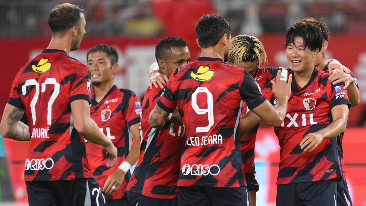 鹿島アントラーズの選手たちと喜び合う濃野公人