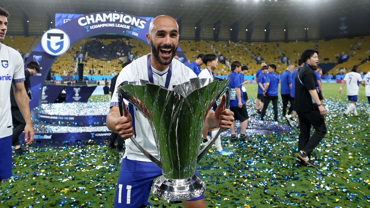 ガンバ大阪 イッサム・ジェバリ 26年5月16日 ACL2で優勝し、トロフィーを掲げる