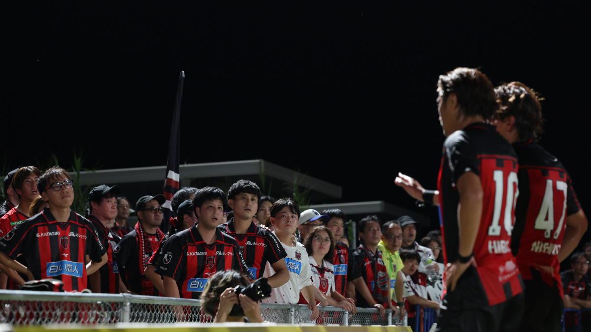 26年9月26日 第8節・テゲバジャーロ宮崎×北海道コンサドーレ札幌戦より 試合後、サポーターへの挨拶で対峙する宮澤裕樹と西野奨太