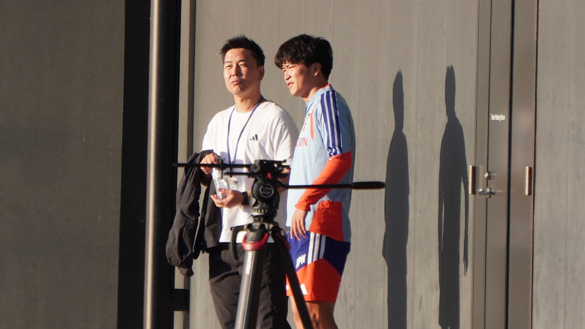 日本代表 トレーニング前 会話をする大島秀夫氏と谷村海那