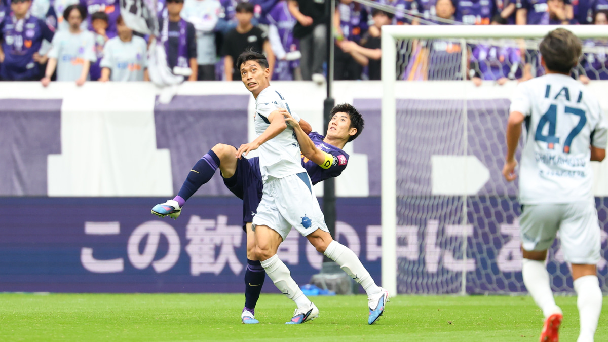 清水エスパルス 木下康介 26年10月24日 古巣・サンフレッチェ広島戦にて 荒木と競り合う