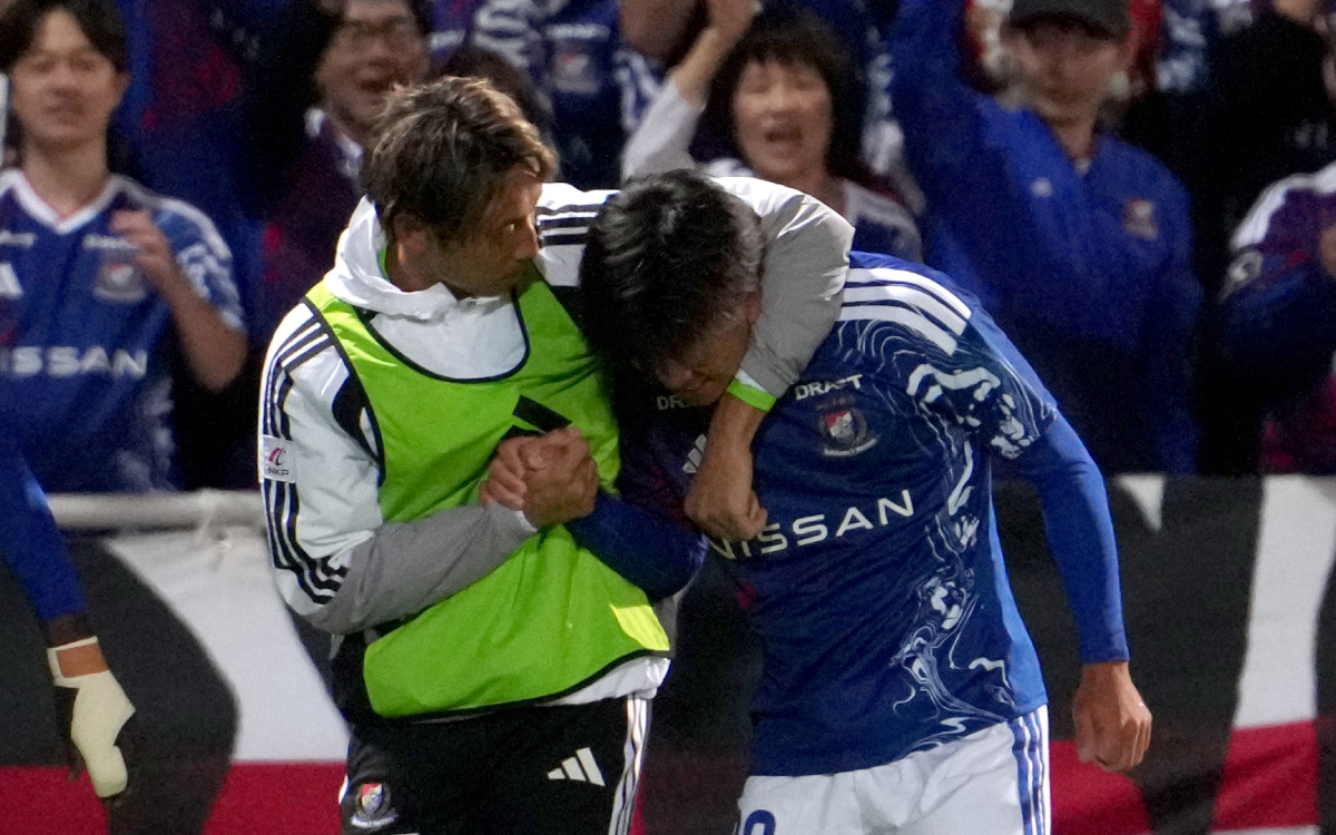 JリーグYBCルヴァンカップ4回戦、横浜F・マリノス対サンフレッチェ広島戦で、チームの2点目が決まり、朴一圭(左)から祝福を受ける横浜F・マリノスの田中雄大(右)